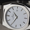 Reloj plateado con 2 manecillas y dial blanco con fecha