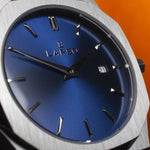 Reloj plateado con 2 manecillas y dial azul con fecha