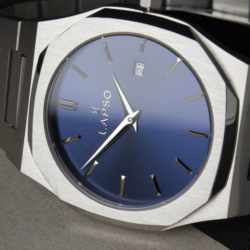 Reloj plateado con 2 manecillas y dial azul con fecha