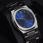 Reloj plateado con 3 manecillas y dial azul