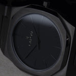 Reloj negro con 3 manecillas negras y dial negro