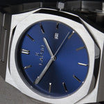 Reloj plateado con 3 manecillas y dial azul con fecha