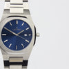 Reloj plateado con 3 manecillas y dial azul con fecha