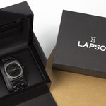 Reloj negro con 3 manecillas plateadas y dial negro