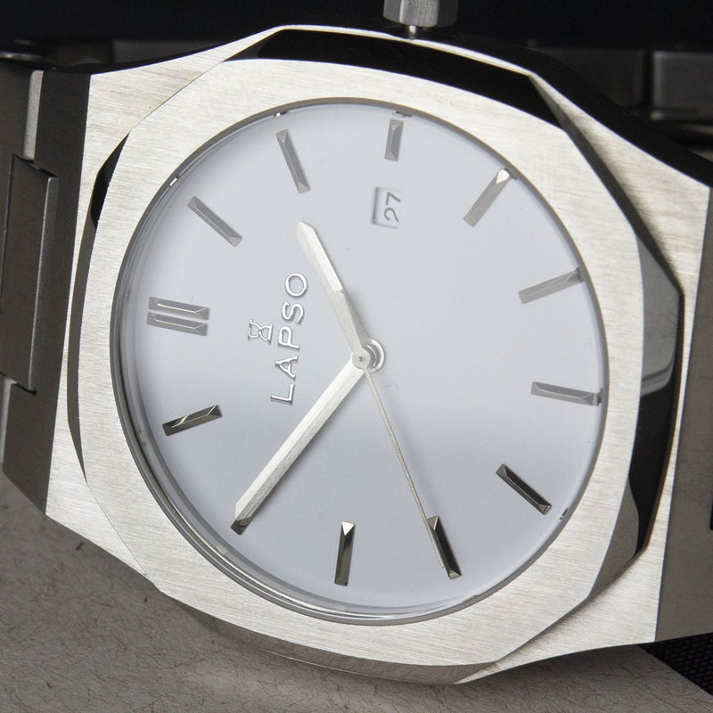 Reloj plateado con 3 manecillas y dial blanco con fecha