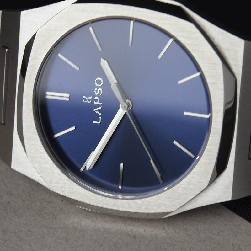 Reloj plateado con 3 manecillas y dial azul