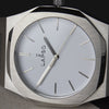 Reloj plateado con 3 manecillas y dial blanco