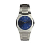 Reloj plateado con 2 manecillas y dial azul