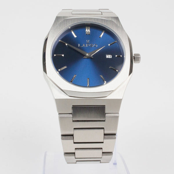 Reloj plateado con 2 manecillas y dial azul con fecha