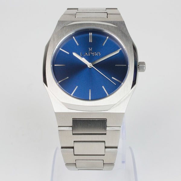 Reloj plateado con 3 manecillas y dial azul